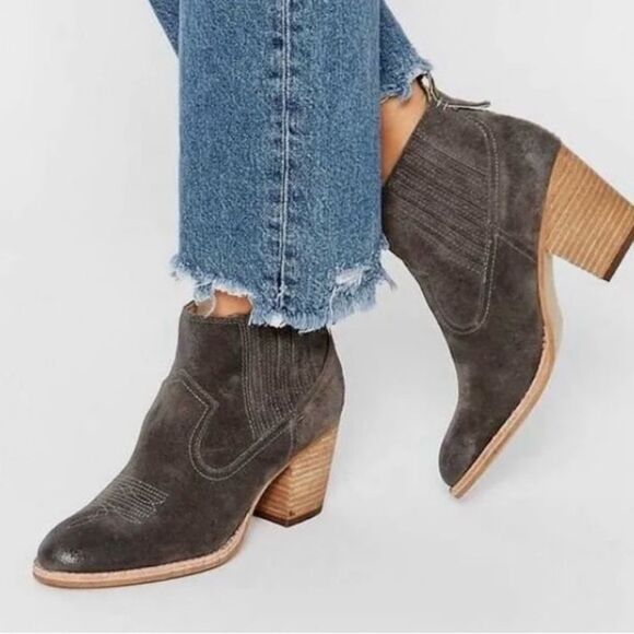 Dolce Vita Jones Suede Booties 8.5 Western Stitched Bohemian Neutral Casual Grey - Picture 1 of 12